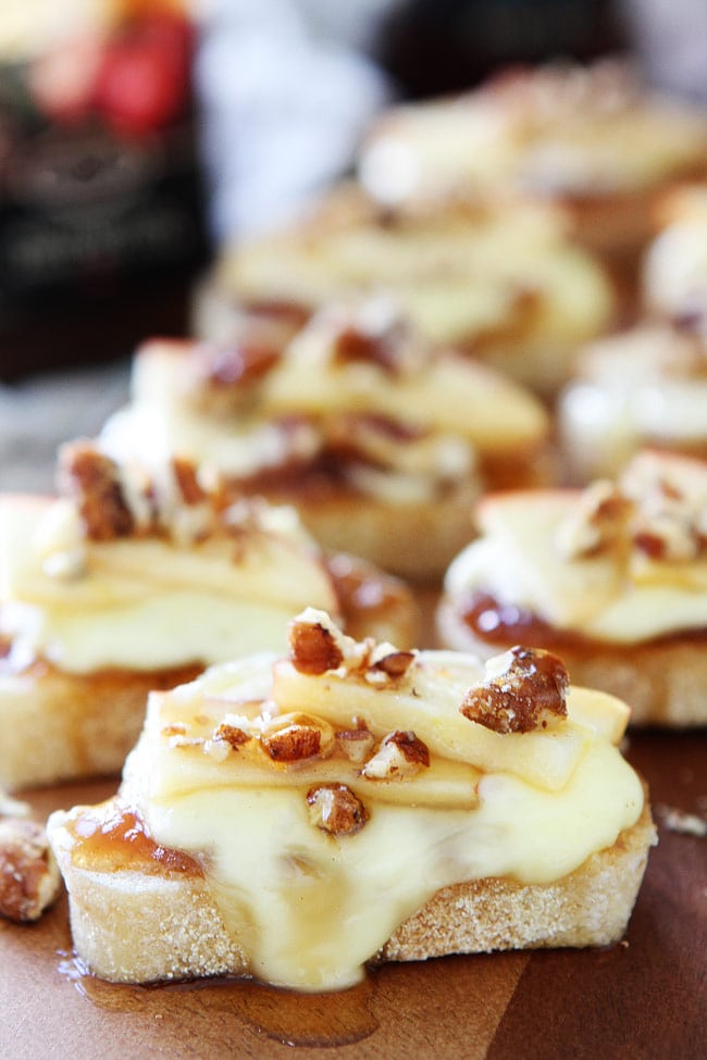 Apple brie toasts